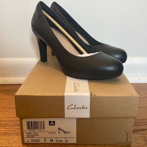 Clark’s Adriel Viola Black Leather Womens size 8 high heel New in Box